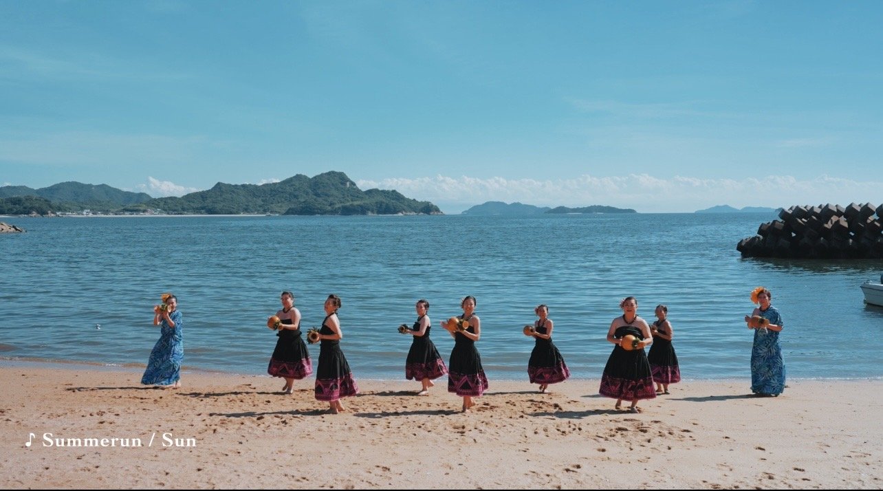 高島のビーチで踊るフラダンサーたち